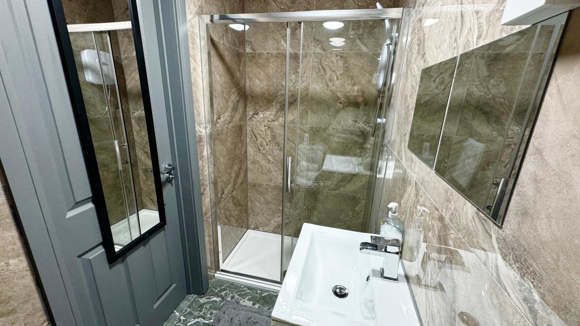 Rnm - Upgraded Business Stay For Travelling Contractors, All Amenities, Private Access Entire Place, Kitchen & Washroom, Smart Tv, Easy Access, Parking Nearby Cradley Heath Zewnętrze zdjęcie