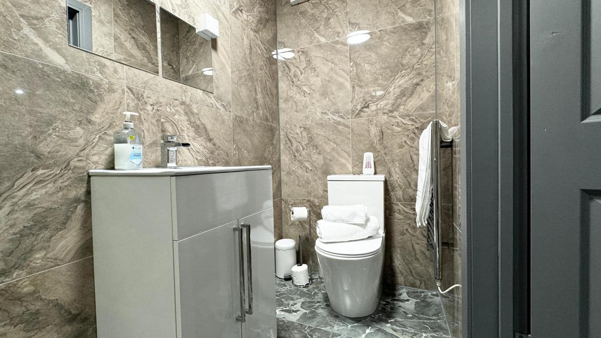 Rnm - Upgraded Business Stay For Travelling Contractors, All Amenities, Private Access Entire Place, Kitchen & Washroom, Smart Tv, Easy Access, Parking Nearby Cradley Heath Zewnętrze zdjęcie