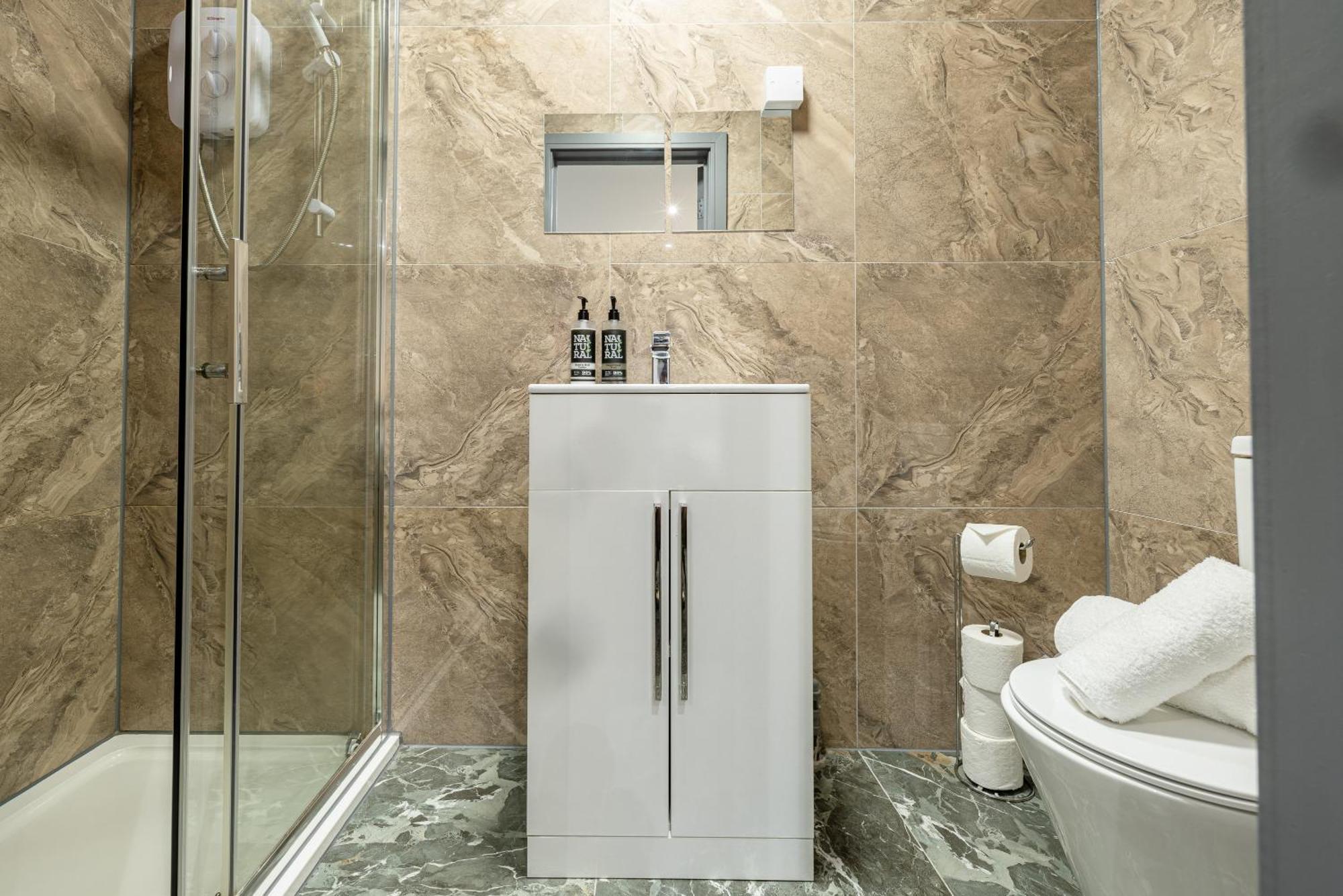 Rnm - Upgraded Business Stay For Travelling Contractors, All Amenities, Private Access Entire Place, Kitchen & Washroom, Smart Tv, Easy Access, Parking Nearby Cradley Heath Zewnętrze zdjęcie