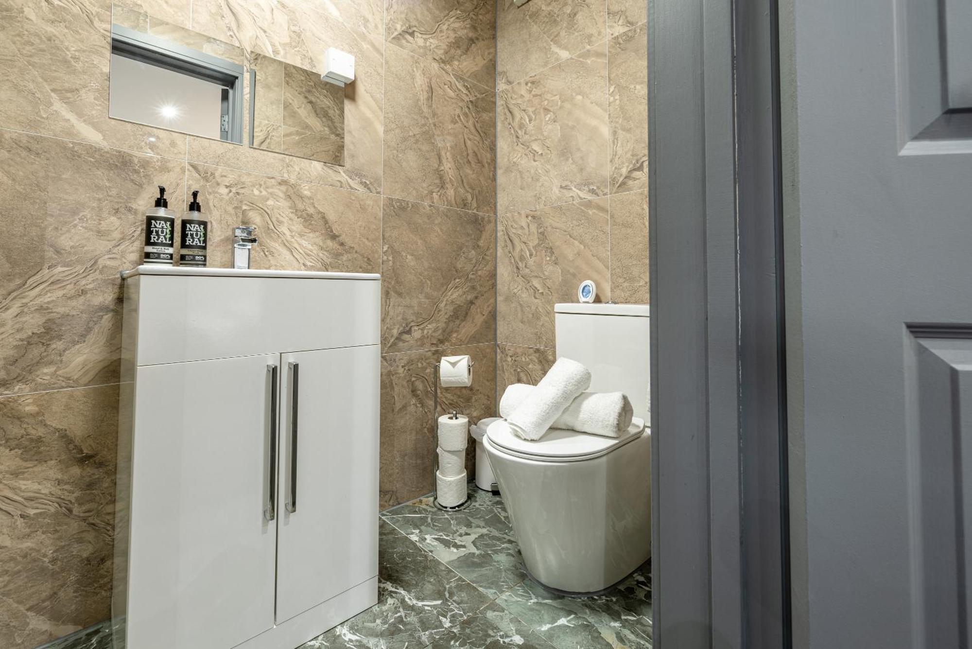 Rnm - Upgraded Business Stay For Travelling Contractors, All Amenities, Private Access Entire Place, Kitchen & Washroom, Smart Tv, Easy Access, Parking Nearby Cradley Heath Zewnętrze zdjęcie